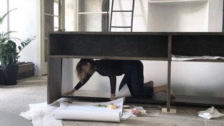 Ano, i takhle vypadá práce designéra! Andrea necvičí tajně jógu, ale právě chystá nový prodejní pult, který bude plný rostlin.  