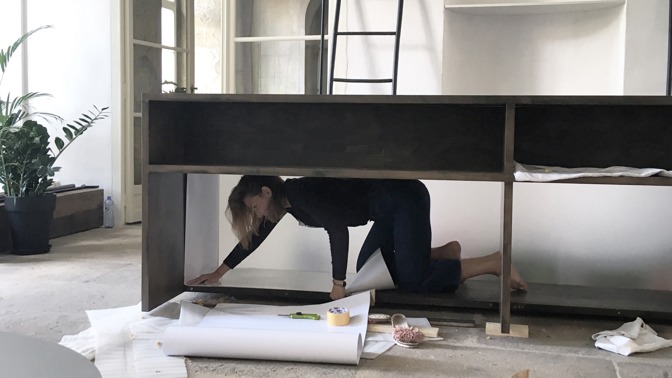 Ano, i takhle vypadá práce designéra! Andrea necvičí tajně jógu, ale právě chystá nový prodejní pult, který bude plný rostlin.  