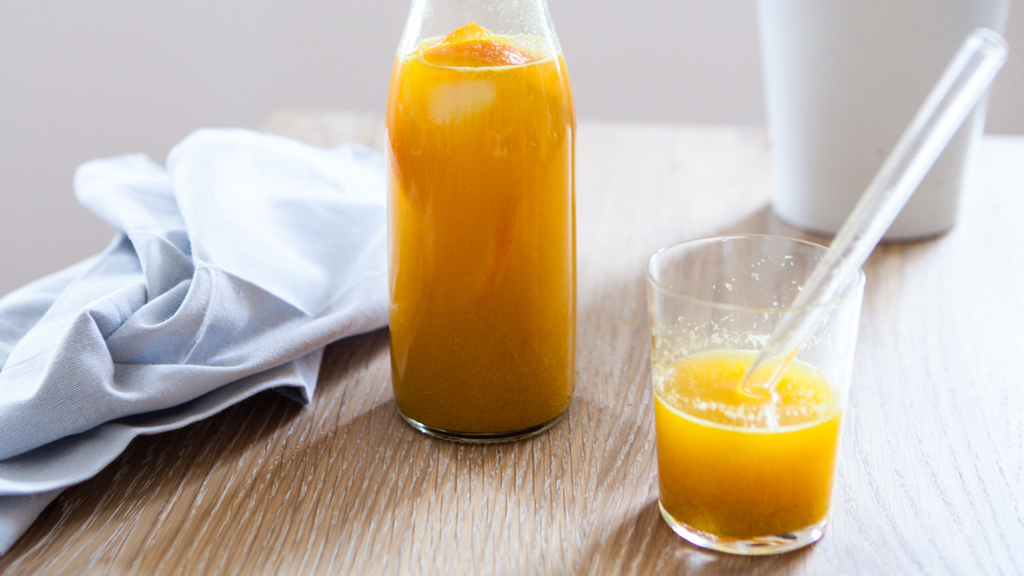 Přivítejte jaro kurkumovou limonádou s pomerančem Přivítejte jaro kurkumovou limonádou s pomerančem