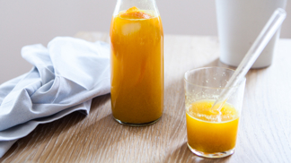 Přivítejte jaro kurkumovou limonádou s pomerančem
