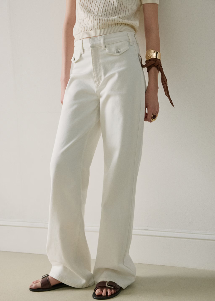 V džínových outfitech nezapomínejte ani na doplňky a rafinované detaily. Džíny wide leg se středním pasem a kapsami, Mango, 1299 Kč