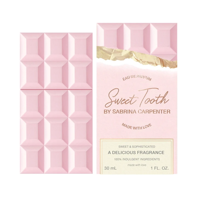 V parfému Sweet Tooth od Sabriny Carpenter kandovaný zázvor a čokoládová marshmallow vesele tančí kolem krémového vanilkového základu, vše na lůžku z lahodné šlehačky Chantilly. Parfém se prodává za 699 Kč.
