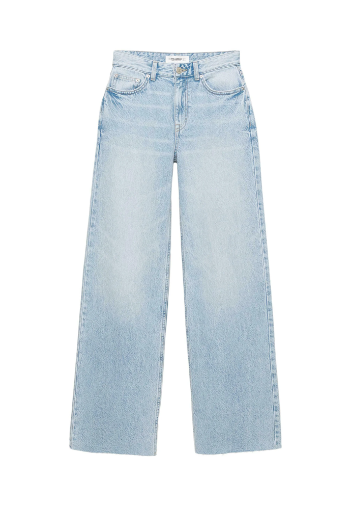 Ty svůj světlý odstín získávají umělým šisováním, které materiál ničí. Rovné džíny s vysokým pasem, Pull&Bear, 699 Kč