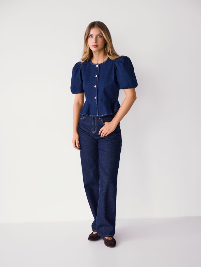 V kurzu jsou letos i celodžínové outfity. Džínová halenka s volánkem peplum, Reserved, 759 Kč
