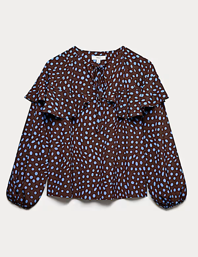 Top s potiskem puntíků s vázáním vpředu a ozdobným volánem, Marks&Spencer, 1399 Kč