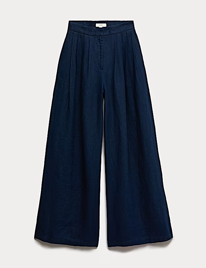 V létě unosíte i kalhoty z čistého lnu. Tyto jsou od značky Marks&Spencer a stojí 1499 Kč.
