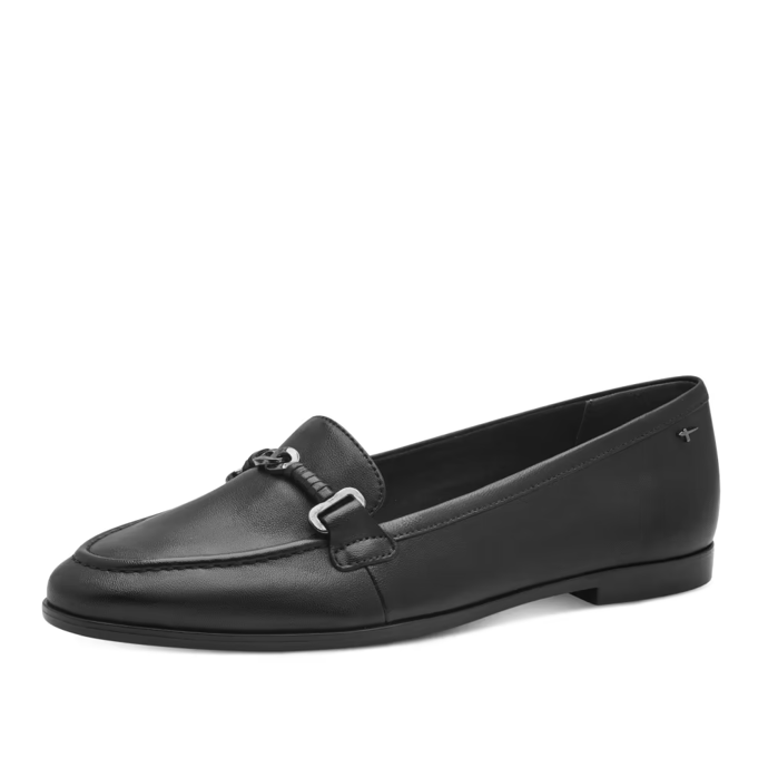 Mokasíny s přezkami působí elegantně, takže džíny rázem povýší. Zároveň ale nabízejí pohodlí. Tento model je od značky Tamaris a prodává se za 2 799 Kč.