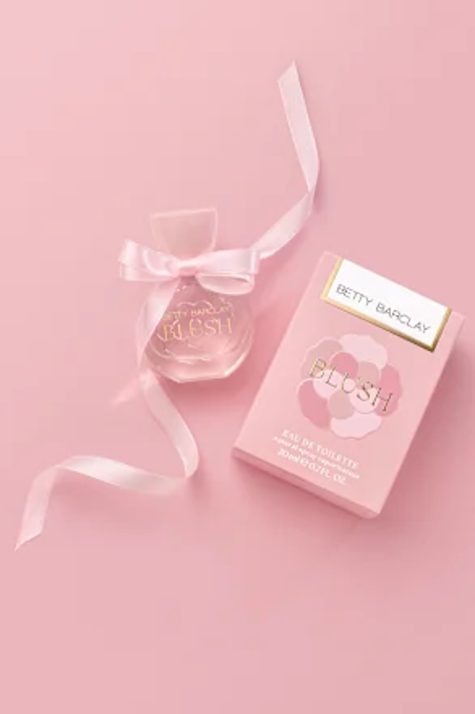 V parfému Blush od značky Betty Barclay se pudrový základ snoubí s přírodní růží a pižmem. Složení je veganské a neobsahuje žádné složky živočišného původu. Parfém seženete za 499 Kč.