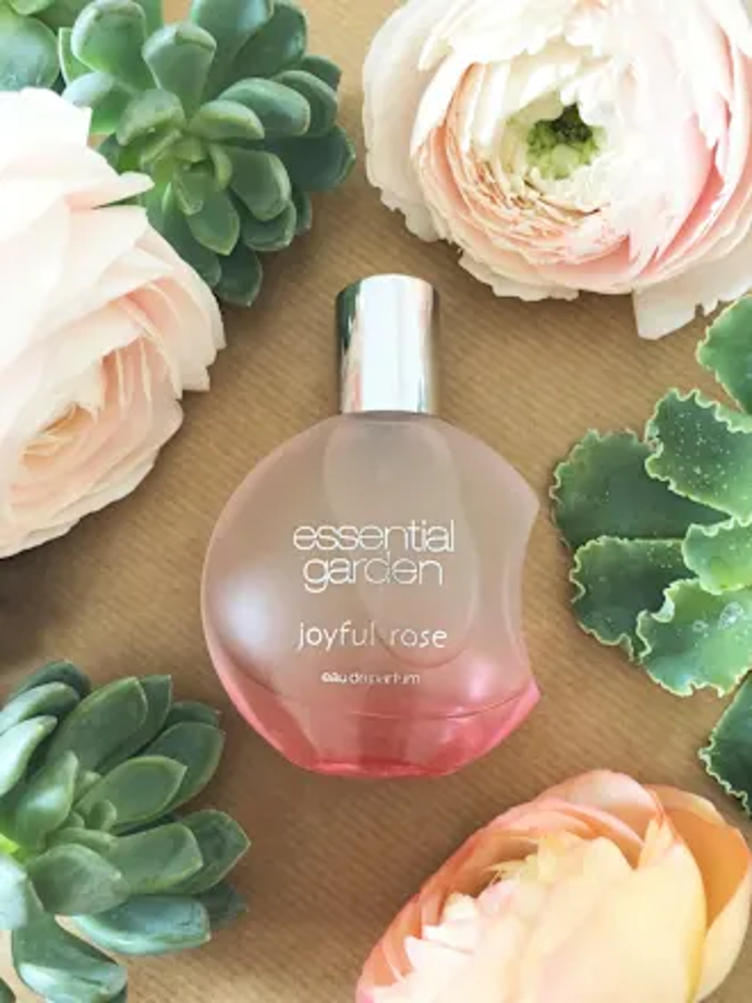 Parfém Joyful Rose od značky essential garden se vyznačuje tóny čerstvých růží a sladkého ovoce. Parfémovaná voda má v hlavě sladké tóny bramboříku a jahod, šťavnaté melouny a svěží grep dodávají ovocnou jiskru. Květinové srdce tvoří růže, šeřík a konvalinka, které se harmonicky snoubí se sladkými malinami. Základ vůně pak elegantně uzavírá bílý mošus a santalové dřevo. Vůni koupíte za 249 Kč.