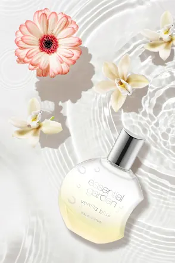 Jemně krémový parfém Vanilla bliss od essential garden vás zahalí do jemného, sladkého závoje vanilky, doprovázeného květinovým buketem orchideje, jasmínu a konvalinky. Harmonický úvod spojuje ananas s květinovými tóny orchideje, májové růže, jasmínu a konvalinky. Pačuli, ambrové dřevo a tonka fazole dodávají vůni hřejivou hloubku, zatímco vanilka, třtinový cukr a pižmo vytvářejí jemnou, dlouhotrvající přítomnost. Parfém koupíte za 249 Kč.