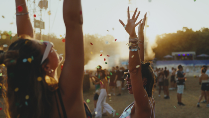 Jak se obléct na letní festival? Přinášíme tipy na nejvíce trendy outfity v boho i rockerském stylu Jak se obléct na letní festival? Přinášíme tipy na nejvíce trendy outfity v boho i rockerském stylu