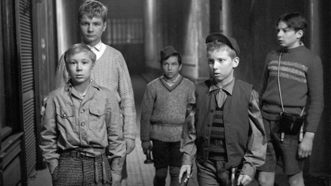 Všichni z Rychlých šípů – vzadu je Roman Skamene, který hrál Červenáčka
