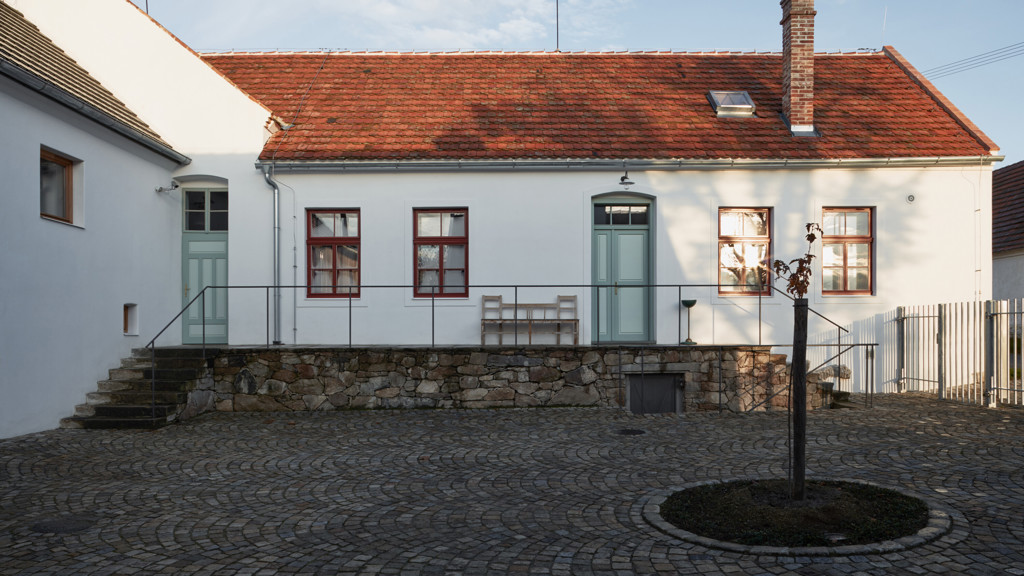 Javornická palírna je místo, kde se pracuje, skladuje a pálí ovoce, a také bydlí. Jedinečná stavba v sobě snoubí klasickou hospodářskou architekturu s moderní přístavbou. Architektům se podařilo vytvořit místo, které ctí klasické jihočeské stavby a stalo se přirozenou součástí obce.
Javornická palírna je místo, kde se pracuje, skladuje a pálí ovoce, a také bydlí. Jedinečná stavba v sobě snoubí klasickou hospodářskou architekturu s moderní přístavbou. Architektům se podařilo vytvořit místo, které ctí klasické jihočeské stavby a stalo se přirozenou součástí obce.