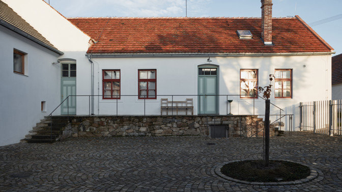 Javornická palírna je místo, kde se pracuje, skladuje a pálí ovoce, a také bydlí. Jedinečná stavba v sobě snoubí klasickou hospodářskou architekturu s moderní přístavbou. Architektům se podařilo vytvořit místo, které ctí klasické jihočeské stavby a stalo se přirozenou součástí obce.
Javornická palírna je místo, kde se pracuje, skladuje a pálí ovoce, a také bydlí. Jedinečná stavba v sobě snoubí klasickou hospodářskou architekturu s moderní přístavbou. Architektům se podařilo vytvořit místo, které ctí klasické jihočeské stavby a stalo se přirozenou součástí obce.