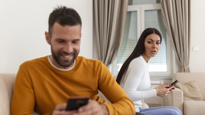 Manžel považujte své chatování s ženami za nevinnou zábavu
