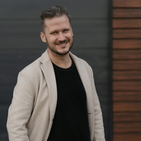 Dokumentarista Jiří Sádek se po návratu z Asie a Afriky odhodlal k radikálnímu kroku. Zrušil klasické bydlení a už víc než tři měsíce žije střídavě v hostelech, hotelech nebo apartmánech přes Airbnb.