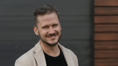 FOTO: Dokumentarista Jiří Sádek se po návratu z Asie a Afriky odhodlal k radikálnímu kroku. Zrušil klasické bydlení a už víc než tři měsíce žije střídavě v hostelech, hotelech nebo apartmánech přes Airbnb.