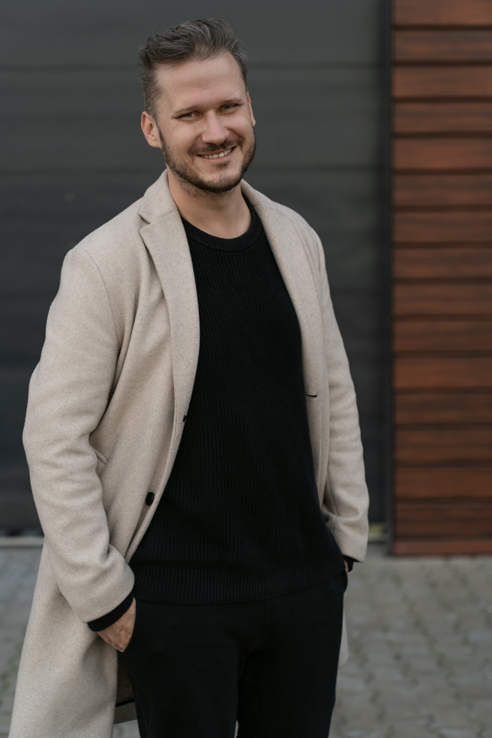 Dokumentarista Jiří Sádek se po návratu z Asie a Afriky odhodlal k radikálnímu kroku. Zrušil klasické bydlení a už víc než tři měsíce žije střídavě v hostelech, hotelech nebo apartmánech přes Airbnb.