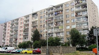 Typický panelák z dob socialismu, kde všichni bydleli v oněch "králíkárnách"
