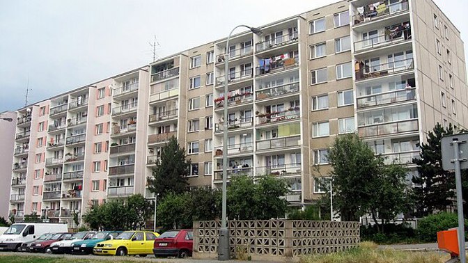 Typický panelák z dob socialismu, kde všichni bydleli v oněch "králíkárnách"
