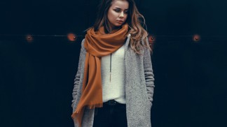 Maxi styl se vrací: Oblékněte sukně, kabáty i šaty, které vás zahalí od hlavy k patě