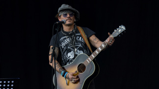 Johnny Depp chtěl být nejdříve rockovou hvězdou, což se mu v podstatě splnilo. Jako bonus se stal i jedním z nejznámějších herců na světě. Zdá se, že fakt, že nemá školu v cestě jeho úspěchu rozhodně nestojí.
