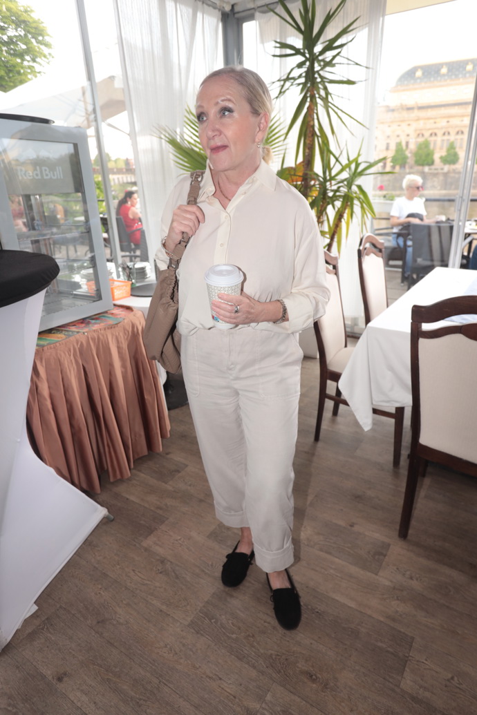 Outfit Báry Basikové nepostrádal kontrastní prvek v podobě tmavých oxfordek na nohou. 