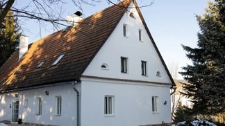 Staré stavení u louky ožilo a dnes láká milovníky tradice i současného designu Staré stavení u louky ožilo a dnes láká milovníky tradice i současného designu