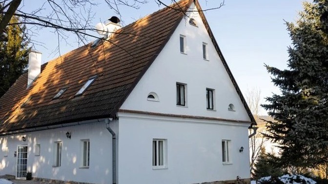 Staré stavení u louky ožilo a dnes láká milovníky tradice i současného designu