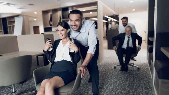 Uschlá květina na stole kancelář neoživí. Zkuste na to jít jinak