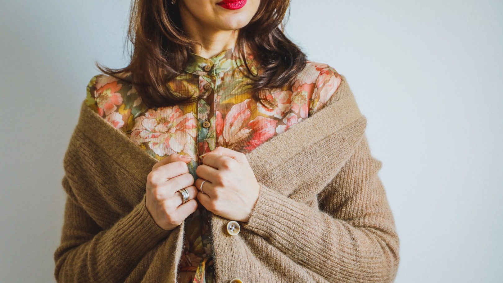 Kardigan místo saka – jak vytvořit elegantní look?