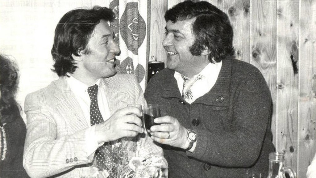 Staré fotografie celebrit často odhalují tváře, které bychom dnes poznávali jen velmi těžko. Právě retro účesy, dobová móda a dětské rysy dělají z podobných hádanek skvělou zábavu pro každého fanouška showbyznysu.
