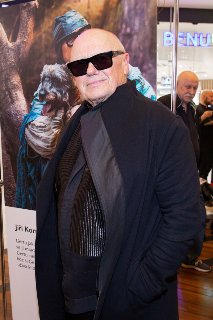 Jiří Korn už vlasy dlouho nemá, v minulosti se přitom pyšnil blond hárem.
