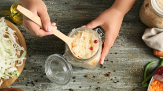 RECEPT: Zelí kvašené ve sklenici pro silnou imunitu RECEPT: Zelí kvašené ve sklenici pro silnou imunitu