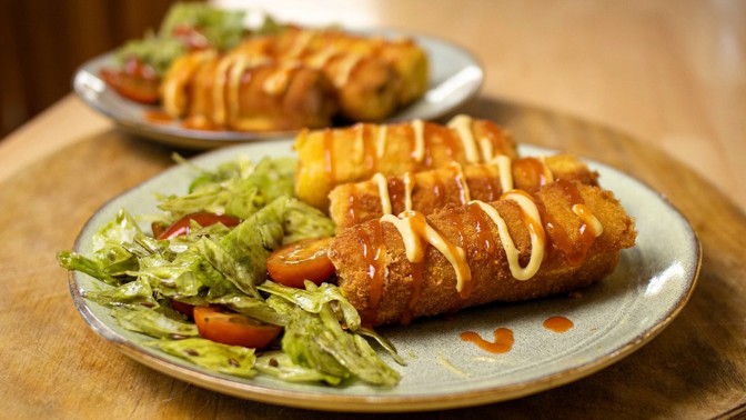 Proslulé rychlé občerstvení ve speciálním provedení: Domácími křupavými hot dogy uctíte i návštěvu