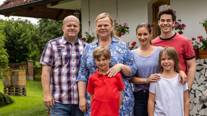 Kukačky

Právě včera, 20. ledna, měla premiéru druhá série seriálu České televize Kukačky, který režíroval Biser Arichtev. V něm pokračuje poutavý příběh o záměně dětí.
