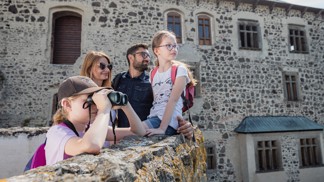 Naplánujte si s námi rodinný výlet. Máme pro vás tipy na zábavní parky, zoo i dobrodružné poznávání památek Naplánujte si s námi rodinný výlet. Máme pro vás tipy na zábavní parky, zoo i dobrodružné poznávání památek