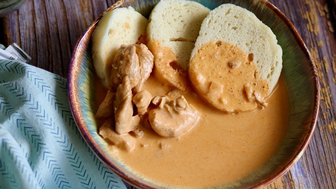 Tradiční kuře na paprice: Snadný recept, kterého se nemusí bát ani začátečník