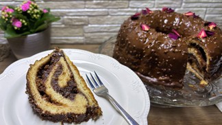 Vůně tradice se sladkým překvapením uvnitř: Kynutá bábovka s marcipánovou náplní 