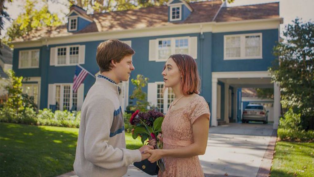 Lady Bird

- nejlepší insta-friendly moment z roku 2002

Lady Bird našla v second handu úžasné šaty na Den díkůvzdání a ani se s tímhle skvělým úlovkem nemohla pochlubit na Instagramu, protože to bylo teprve v roce 2002. Tyhle šaty jsou bezpochyby ty nejhezčí, jaké stříbrné plátno vidělo za dlouhou dobu. A druhá příčka připadá pravděpodobně těm fuchsiovým, co si Lady Bird oblékla na maturitní ples.
