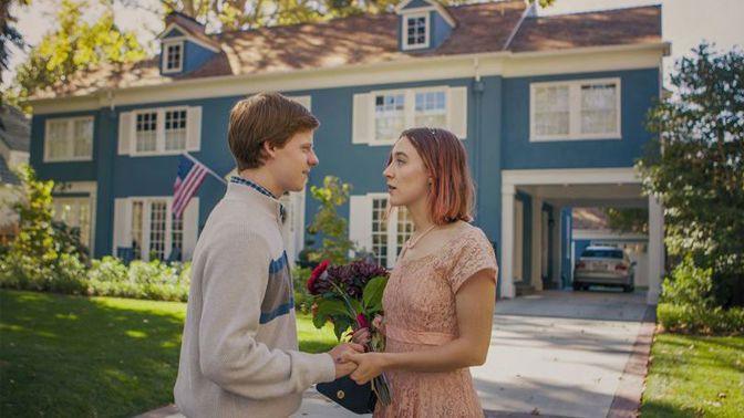 Lady Bird

- nejlepší insta-friendly moment z roku 2002

Lady Bird našla v second handu úžasné šaty na Den díkůvzdání a ani se s tímhle skvělým úlovkem nemohla pochlubit na Instagramu, protože to bylo teprve v roce 2002. Tyhle šaty jsou bezpochyby ty nejhezčí, jaké stříbrné plátno vidělo za dlouhou dobu. A druhá příčka připadá pravděpodobně těm fuchsiovým, co si Lady Bird oblékla na maturitní ples.
