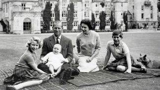 Královská fotogalerie: Život nejdéle vládnoucí panovnice na britském trůnu