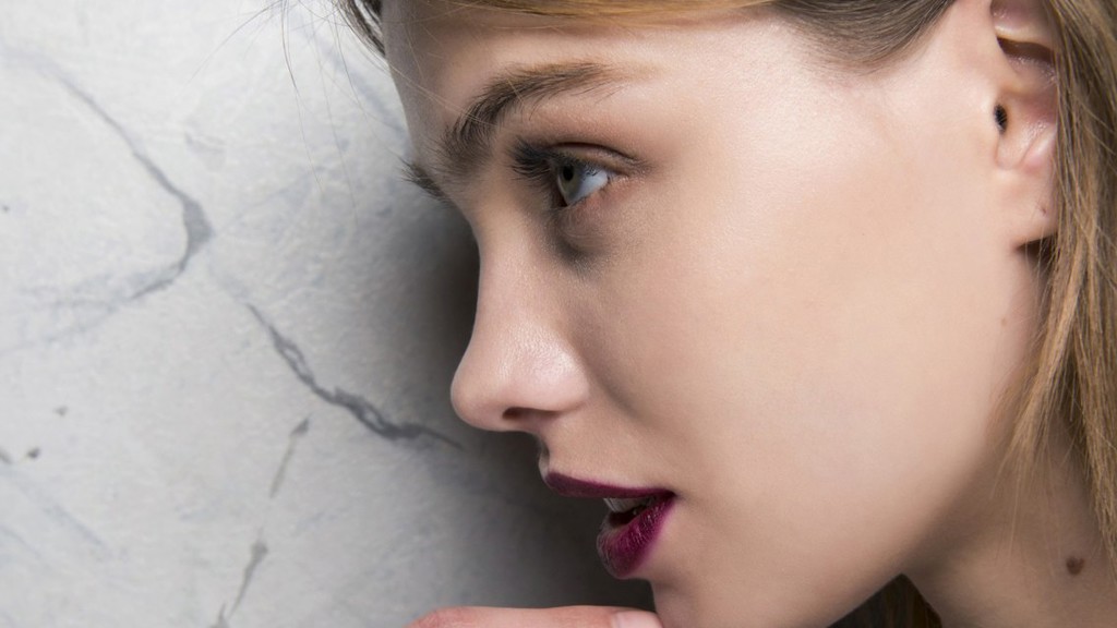 Beauty trendy z přehlídek: Vínová pohádka o probdělé noci