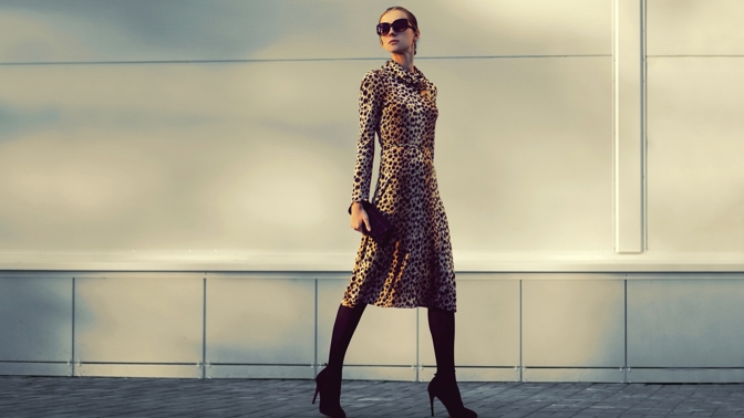 dáma v šatech s leopardím vzorem
