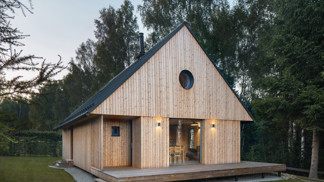 Nová horská chata na Lipně spojuje moderní komfort s tradiční šumavskou architekturou. Výhledy na jezero a vrcholy Šumavy, útulný interiér vonící dřevem a perfektní terasa dělají z tohoto místa ideální základnu pro aktivní odpočinek i zasloužený relax.
Nová horská chata na Lipně spojuje moderní komfort s tradiční šumavskou architekturou. Výhledy na jezero a vrcholy Šumavy, útulný interiér vonící dřevem a perfektní terasa dělají z tohoto místa ideální základnu pro aktivní odpočinek i zasloužený relax.