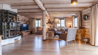 Srub zařízený ve stylu Provence.
