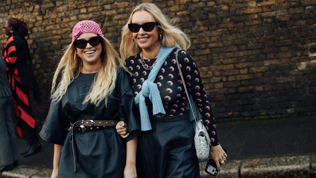 London fashion week vzorovaný top pásek háčkovaný růžový klobouček London fashion week vzorovaný top pásek háčkovaný růžový klobouček