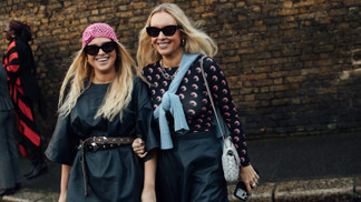 London fashion week vzorovaný top pásek háčkovaný růžový klobouček London fashion week vzorovaný top pásek háčkovaný růžový klobouček
