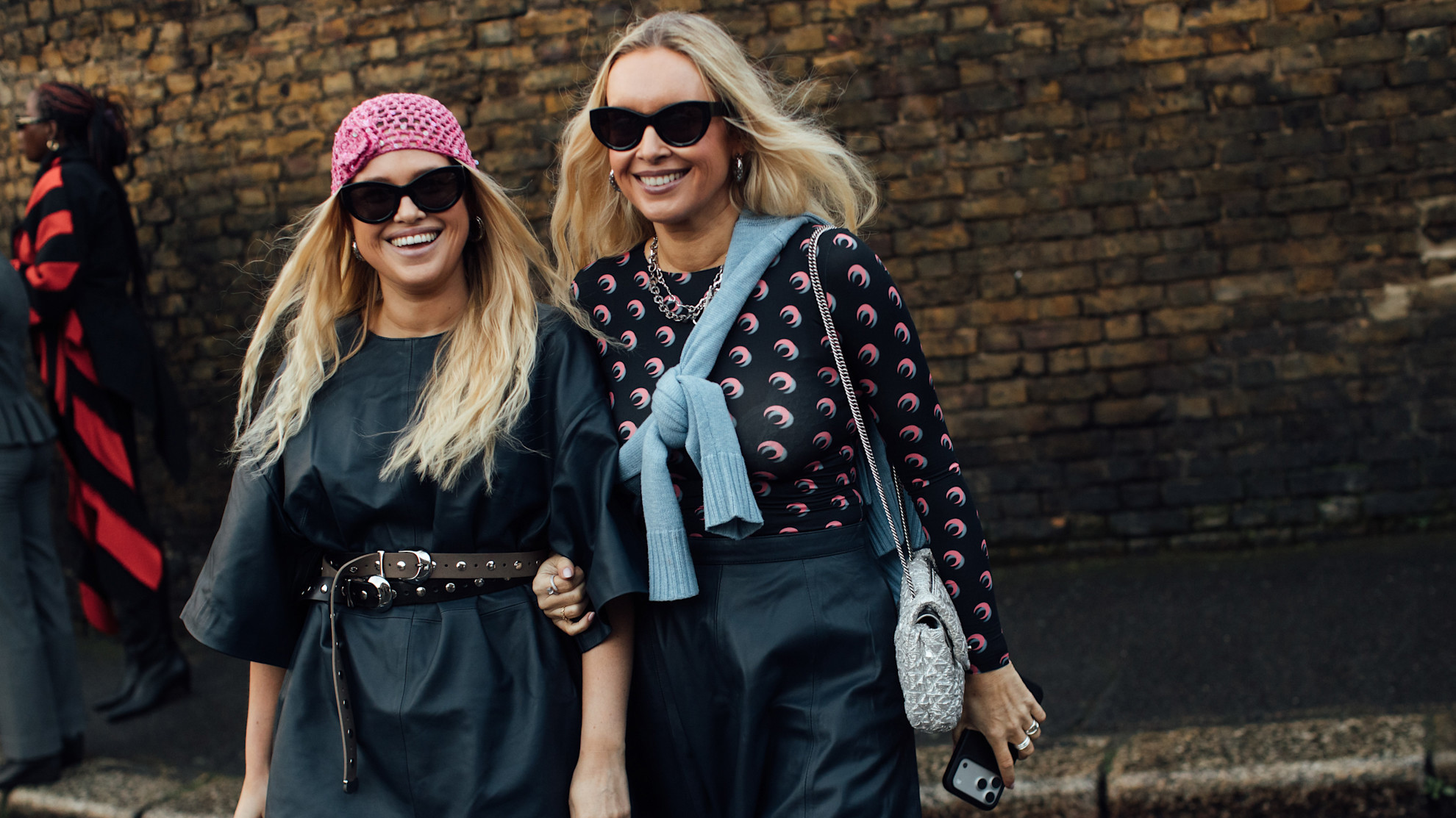 London fashion week vzorovaný top pásek háčkovaný růžový klobouček