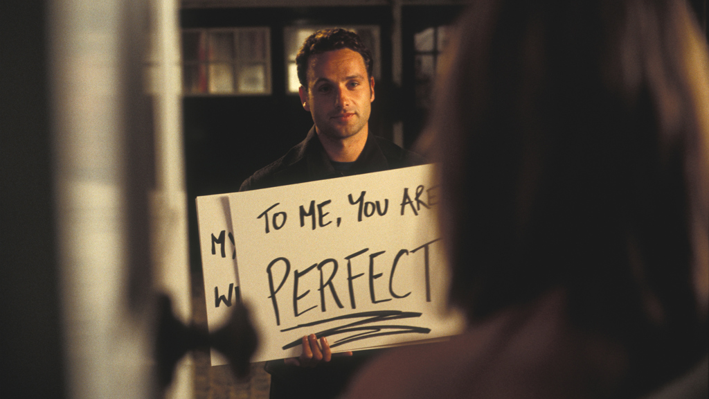 Na koláži, kterou Mark (Andrew Lincoln) ukazuje Juliet (Keira Knightley) v památné scéně s cedulemi, je mimo jiné i česká modelka Eva Herzigová.
Na koláži, kterou Mark (Andrew Lincoln) ukazuje Juliet (Keira Knightley) v památné scéně s cedulemi, je mimo jiné i česká modelka Eva Herzigová.